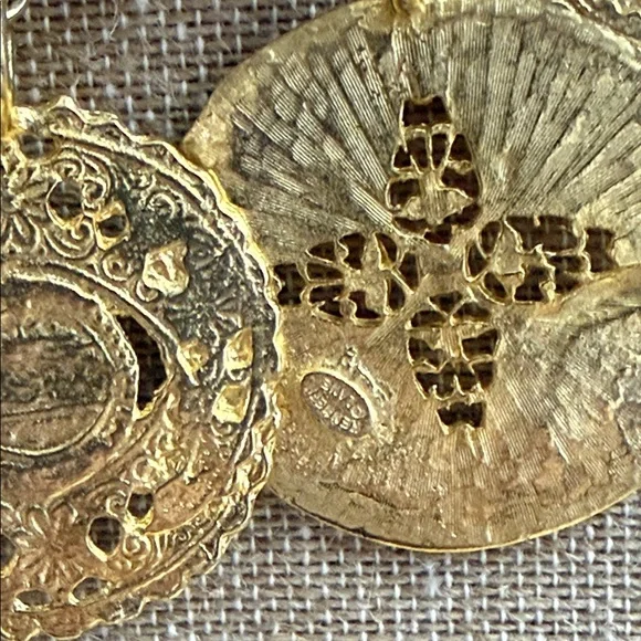 Kenneth Jay Lane Textured Gold Medallion Necklace vintage - Picture 6 of 8